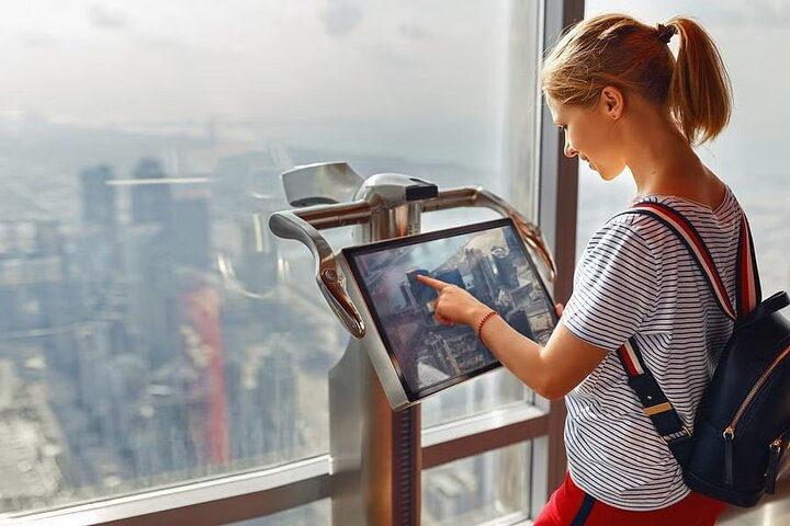 Experience the breathtaking views from the Burj Khalifa where stunning landscapes blend with innovative exhibits setting the stage for an unforgettable dining adventure suspended high above Dubai.